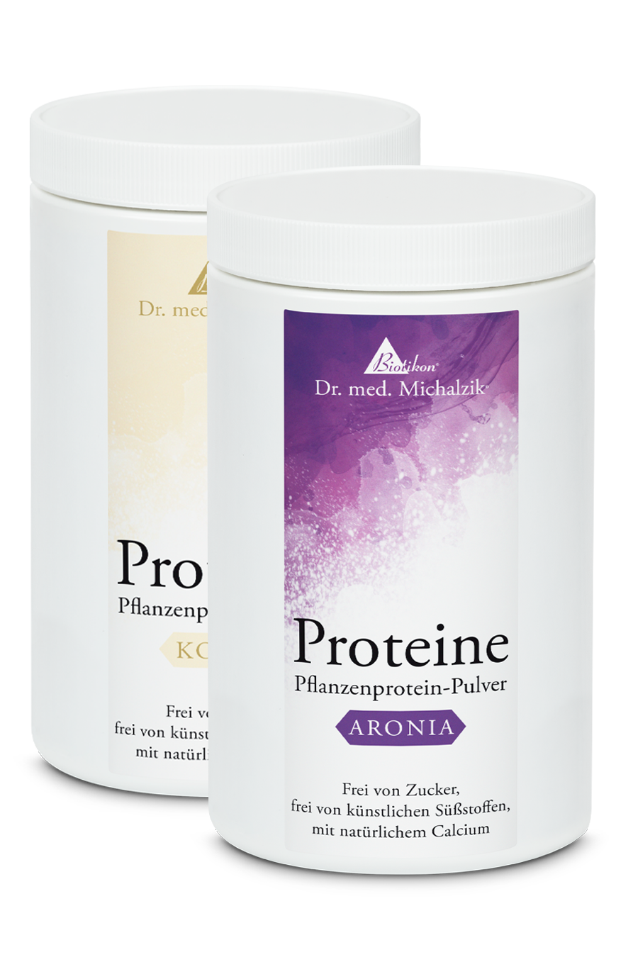Poudre de Protéine Végétale Aronia – 500 g Deux conteneurs de poudre de protéine végétale en blanc; un avec Aronia, l'autre au goût chocolat, 500 g.