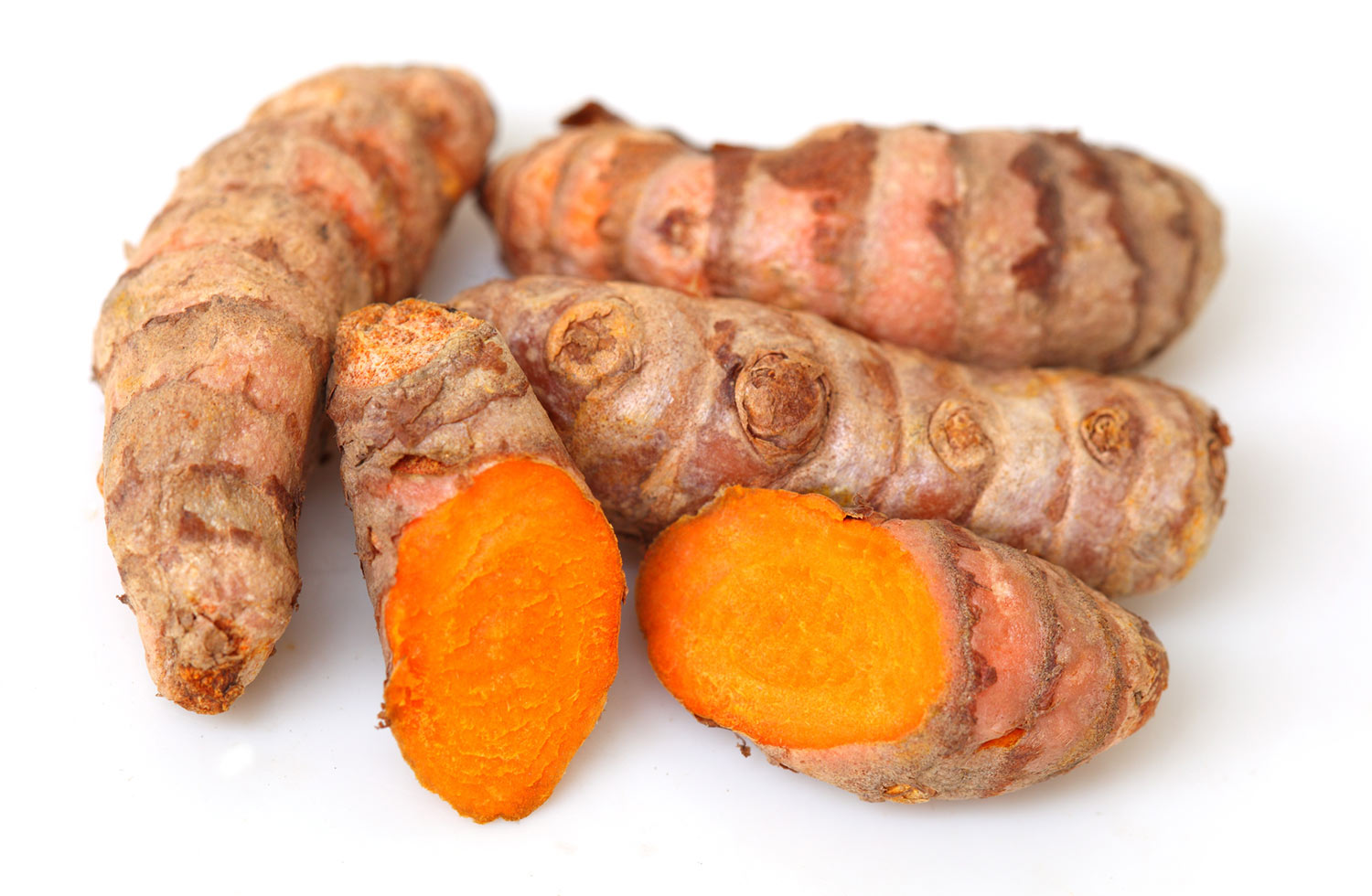 Racine de Curcuma – 500 g Racines de curcuma fraîches avec un intérieur orange, 500 g, sur fond blanc.