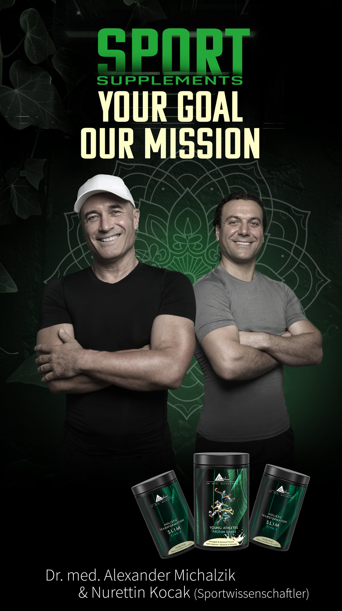 Suppléments Sportifs – Transformation Holistique Slim Deux hommes en tenue de sport se tiennent devant un mur vert, montrant des formulations en capsules et en poudre dans des emballages noir-verts.
