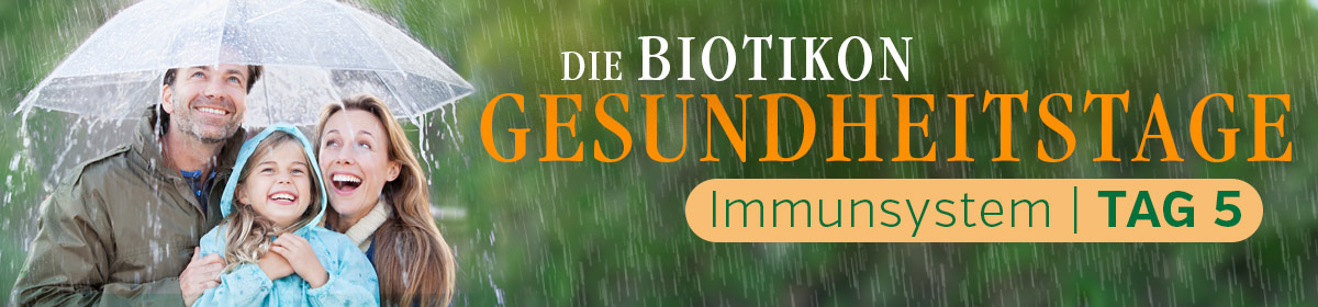 Système Immunitaire – Journées Santé Biotikon Jour 5 Famille sous la pluie sous un parapluie, visages joyeux, arrière-plan naturel, événement axé sur la santé.