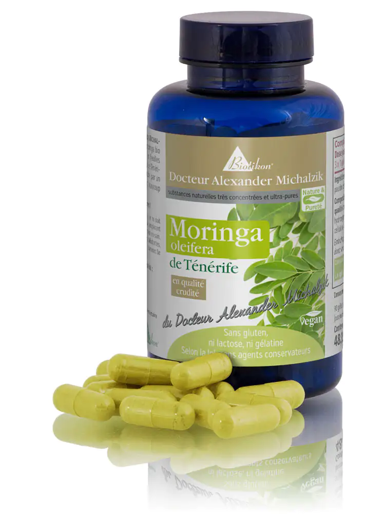 Moringa Oleifera – 90 Capsules Capsules de Moringa vertes de couleur jaune, 90 pièces dans une bouteille bleue. Vue des capsules et de l'emballage.