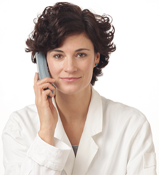 Collaboration Médecin-Patient - Appel Téléphonique Femme souriante avec des cheveux bouclés en blouse blanche au téléphone, prise de vue en portrait.