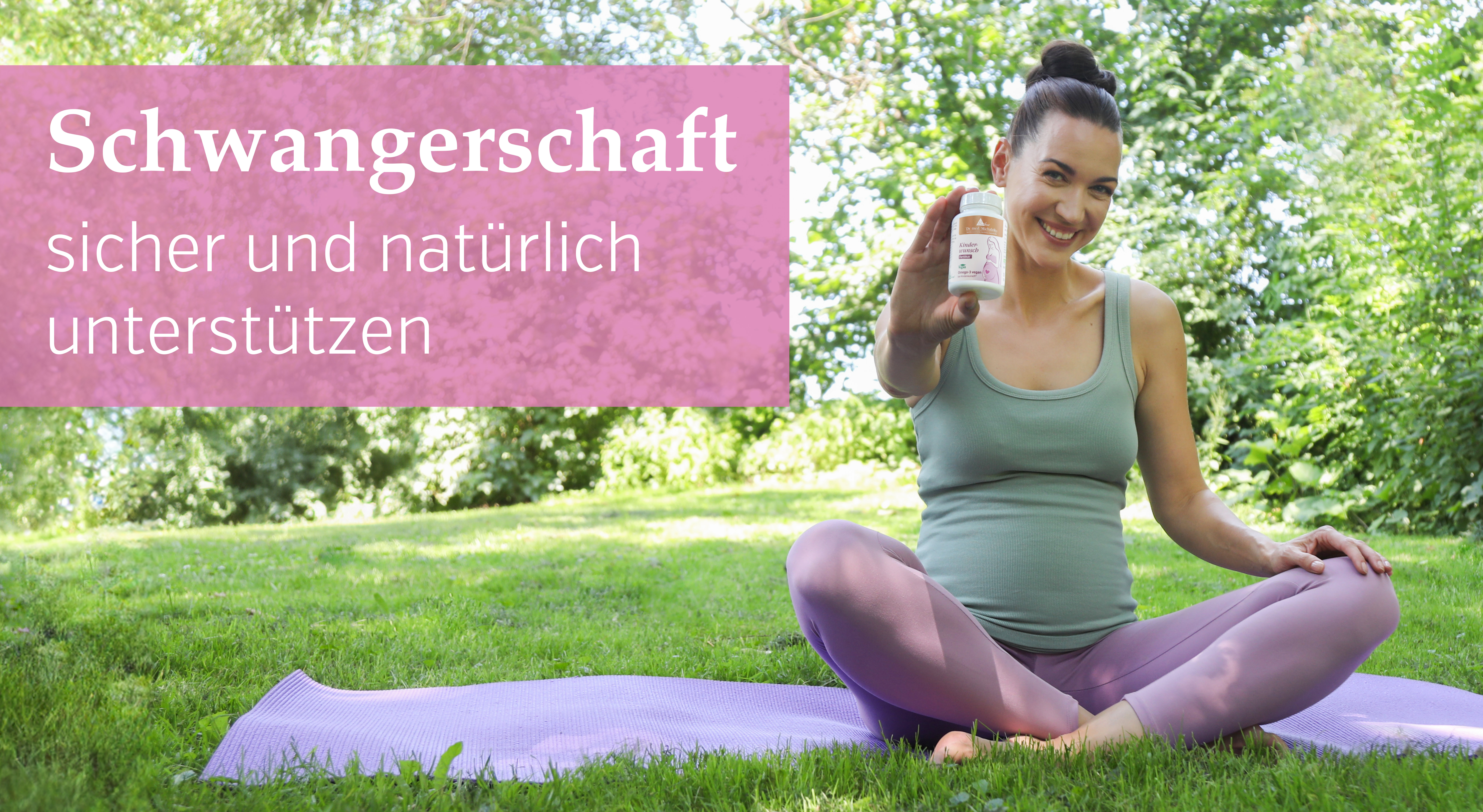 Nutriments vitaux prénatals – Capsules Femme enceinte assise sur un tapis de yoga tenant une bouteille de capsules dans un environnement verdoyant.