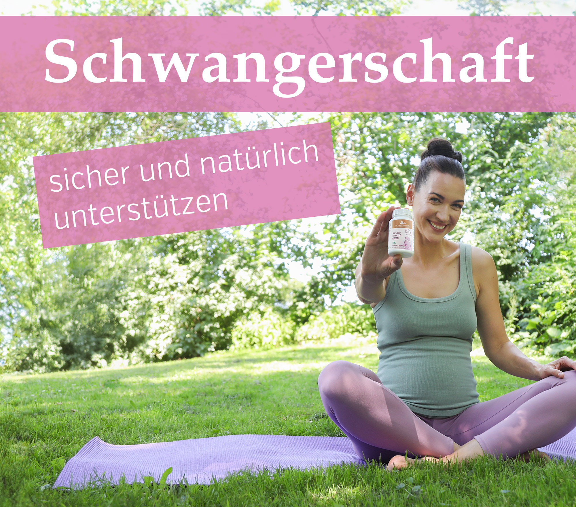 Soutien à la grossesse – Compléments alimentaires Femme enceinte assise sur un tapis de yoga tenant une bouteille de compléments alimentaires.