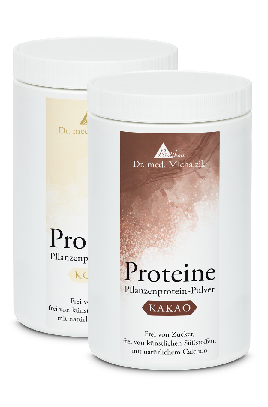 Poudre de Protéine Végétale Cacao – 500 g Deux contenants blancs de poudre de protéine végétale, l'un au goût cacao et l'autre au goût neutre, chacun 500 g.