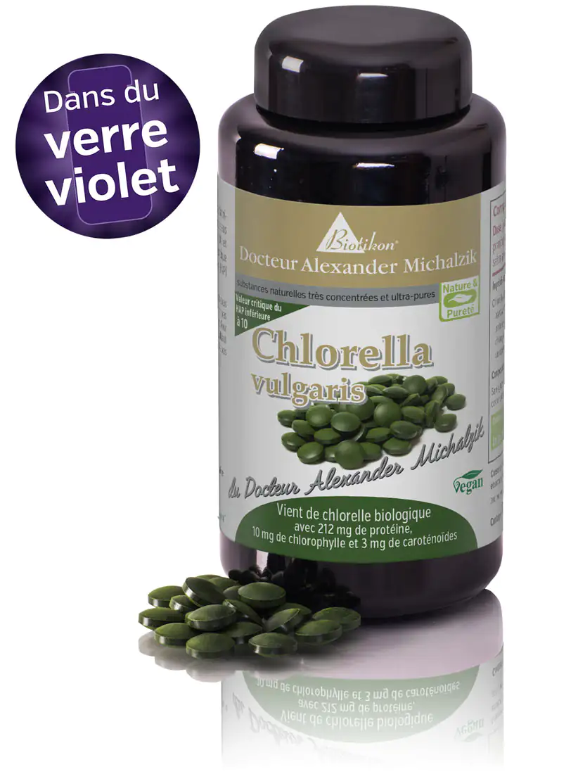 Tablettes de Chlorella Vulgaris 212 mg Paquet de tablettes de Chlorella Vulgaris, vert, 100 g, dans une bouteille noire avec un couvercle transparent.