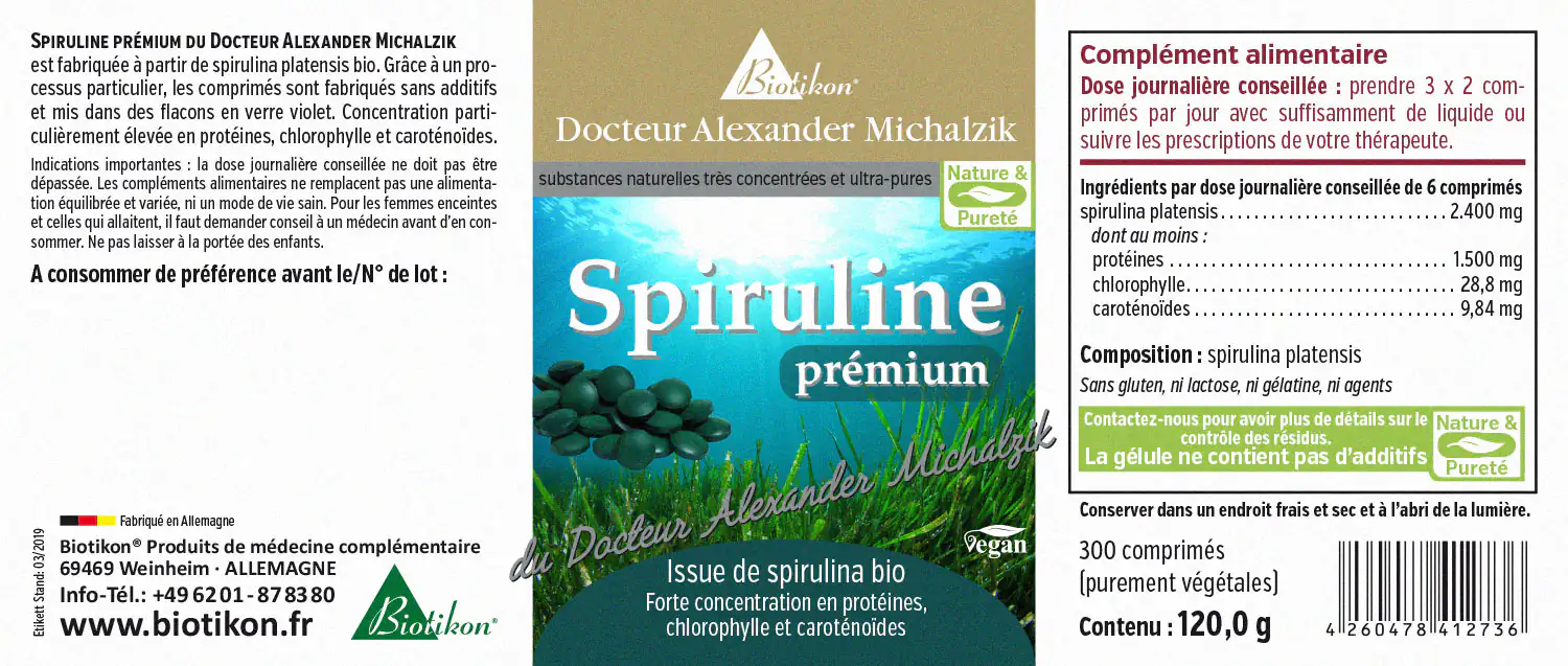 Spiruline 2400 mg – 300 Comprimés Comprimés de spiruline bio, dose quotidienne de 2400 mg, 300 pièces, emballage vert, vue de côté.