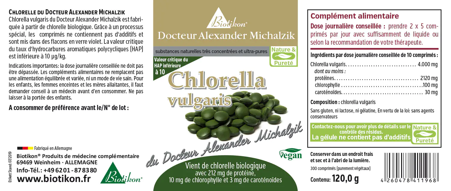 Chlorella Vulgaris 300 mg – Comprimés Comprimés de Chlorella Vulgaris verts, 300 pièces dans une bouteille en verre violet, vegan, complément alimentaire.