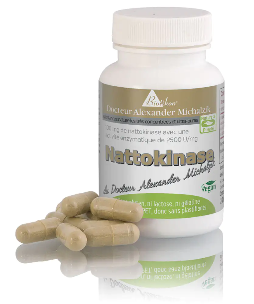 Nattokinase 100 mg - Capsules Une bouteille de capsules de Nattokinase, 100 mg, capsules beiges dans un emballage blanc légèrement brillant.