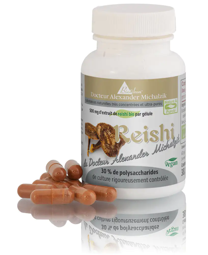 Reishi 500 mg – Capsules Bouteille de capsules de Reishi, 500 mg chacune, capsules brunes sur la table avec une surface légèrement brillante.