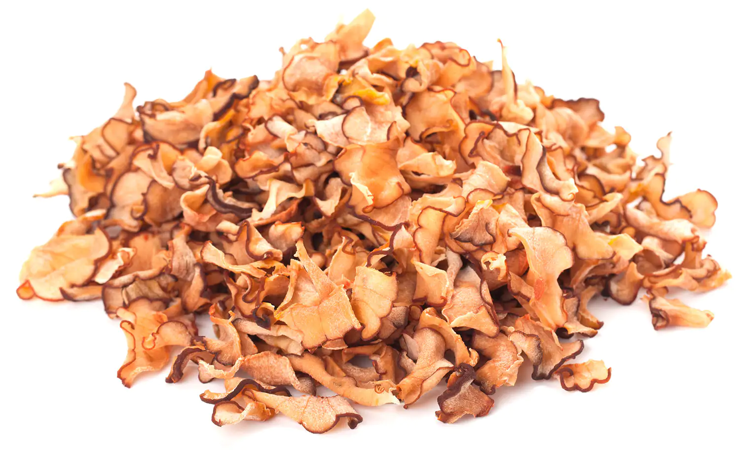 Tranches de pommes séchées – 100 g Vue en gros plan de tranches de pommes séchées, brun-orange, éparpillées sur un fond blanc.