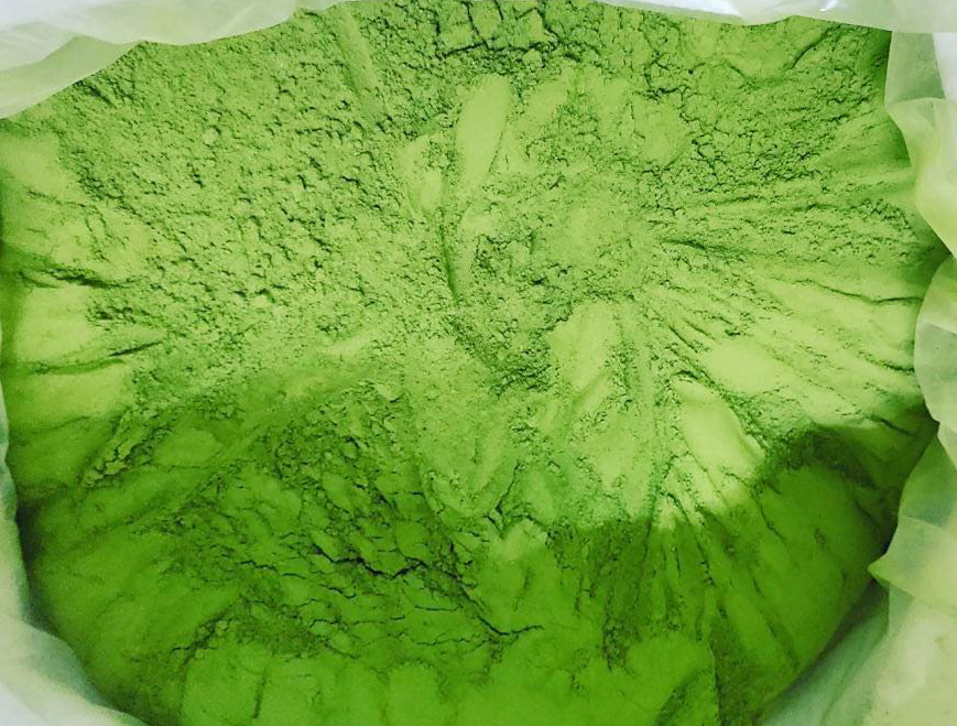 Poudre Superfood Verte – 250 g Poudre verte fine dans un emballage, bien visible. La poudre a une couleur verte vive et une texture lisse.