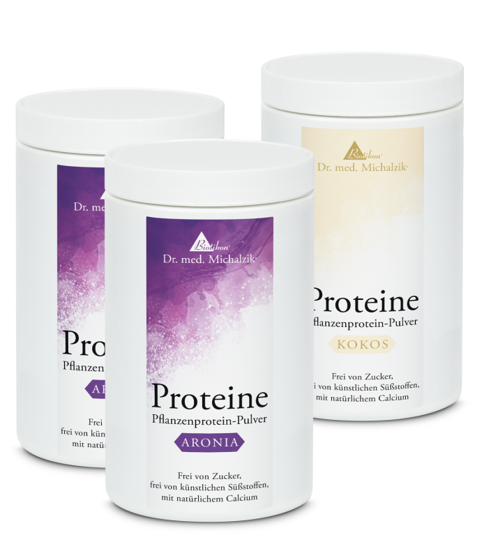 Poudre de Protéine Végétale – 3 Saveurs Trois boîtes de protéines à base de plantes en emballage violet et blanc, avec des saveurs Aronia et Noix de Coco.